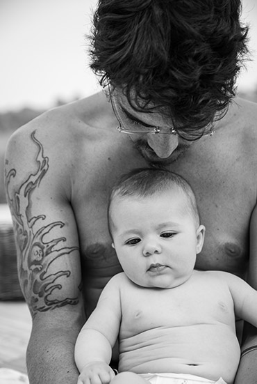 photographie de bébé dans les bras de son père