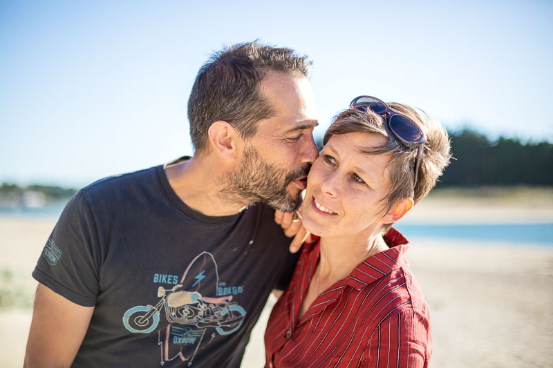 couple bisous sur la joue