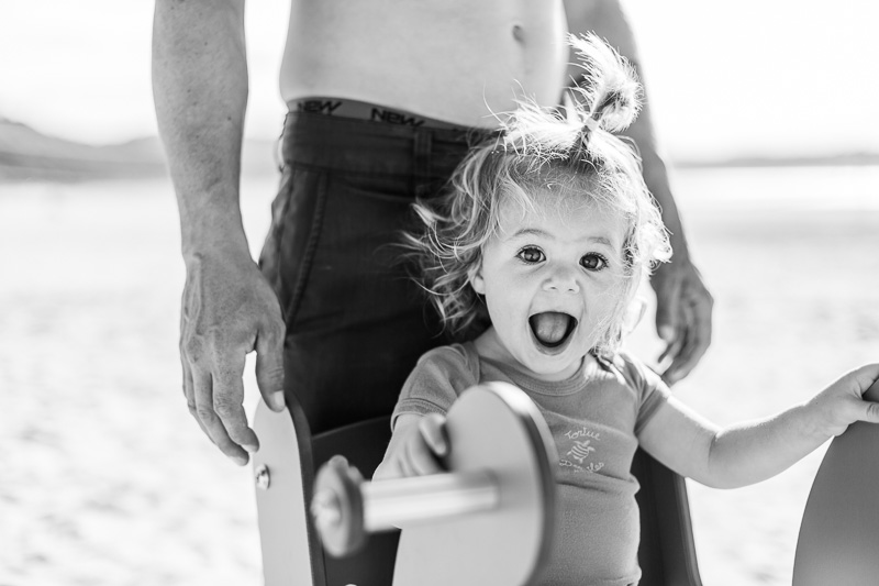 photo petite fille jeu sur la plage joyeuse