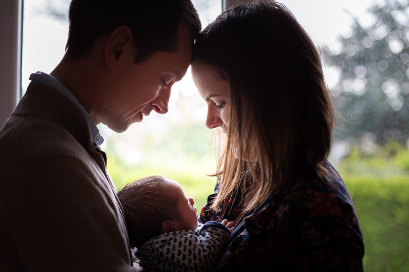 Photographe professionnelle parent bébé naissance
