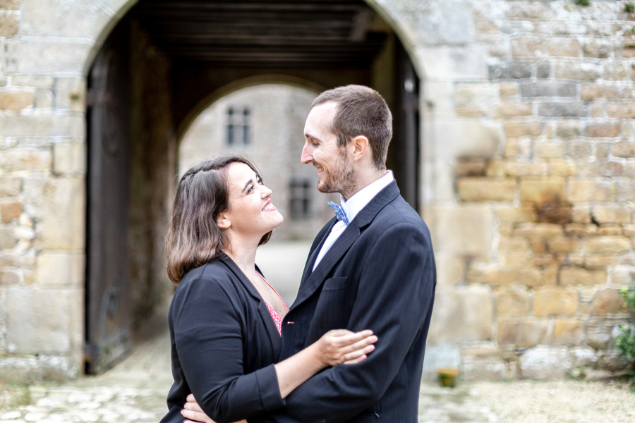 couple devant chateau enlacé et regard romantique