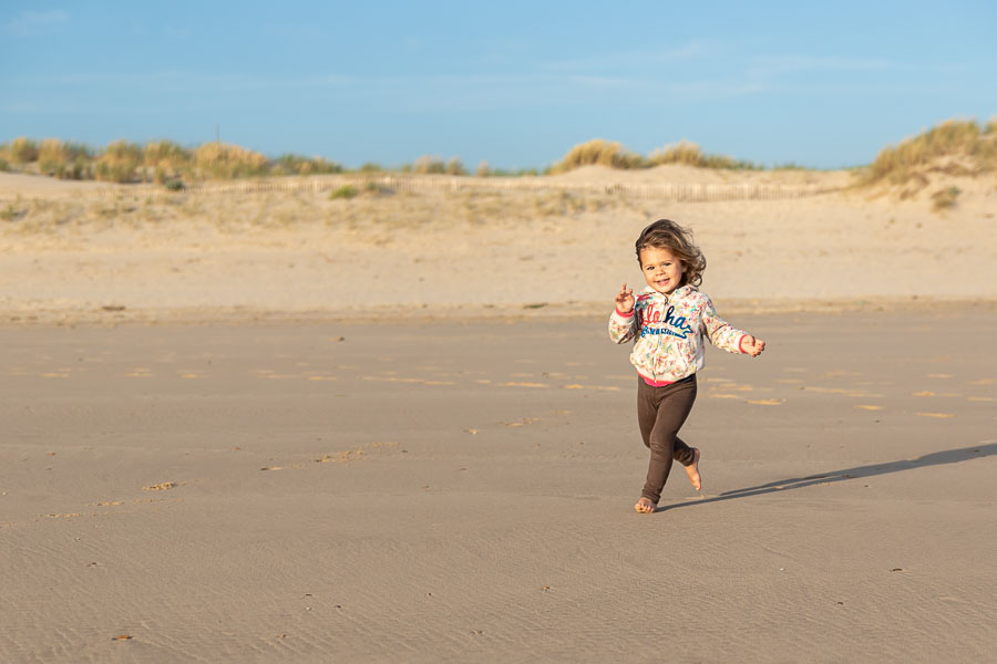photo joie d'un enfant courant sur la plage