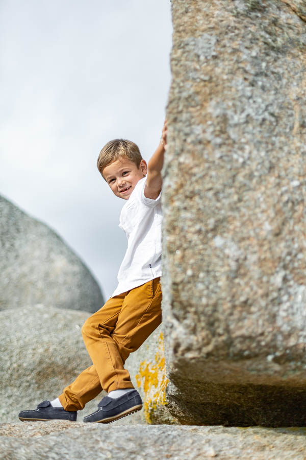 Photo d'enfant qui prend la pose sur les rochers au Dourven