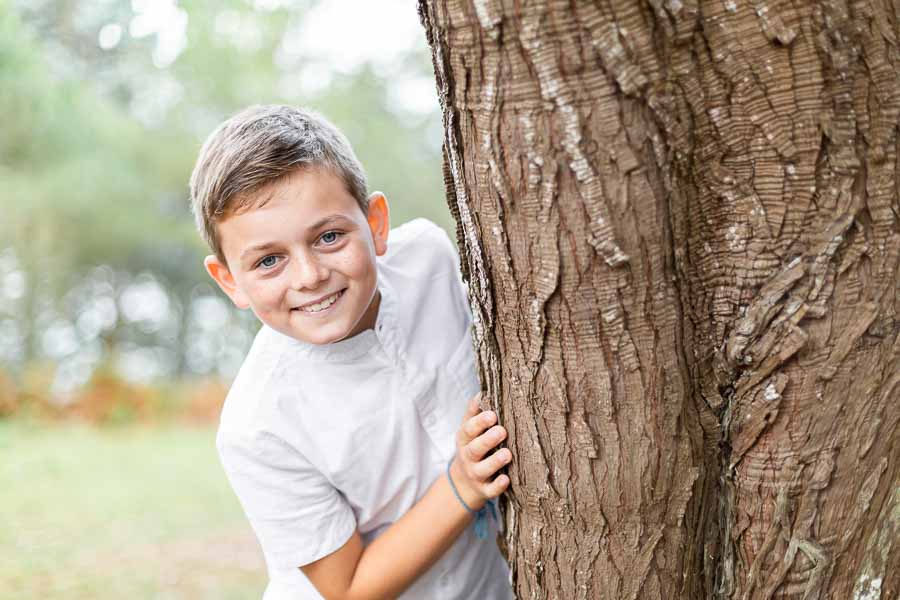 photo d'enfant dans les bois