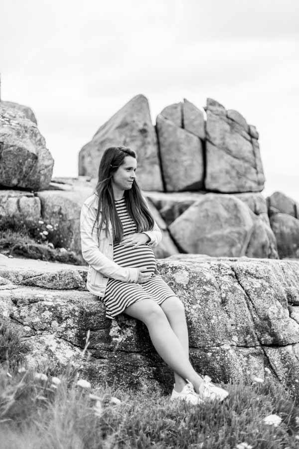Photographie grossesse maternité au gouffre de Plougrescant