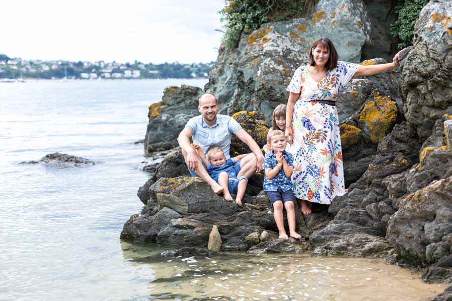 photo famille - portrait de famille dans les rochers - Locquirec