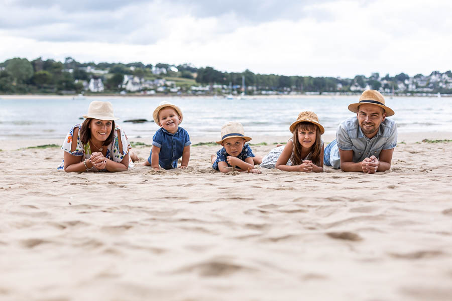 photo famille - portrait de famille sur le sable - Locquirec