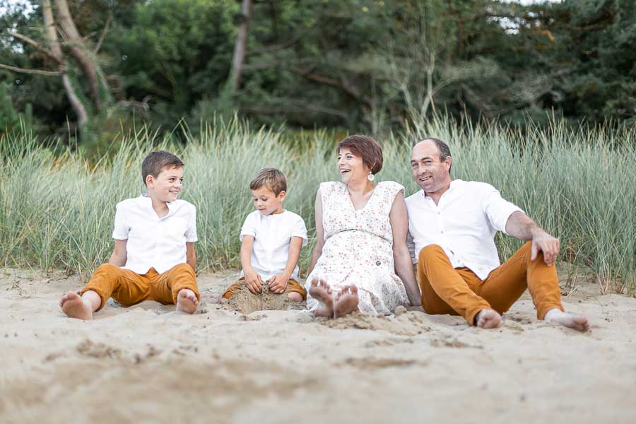 Photographie Famille Grossesse - famille assise dans le sable - Pointe du Dourven