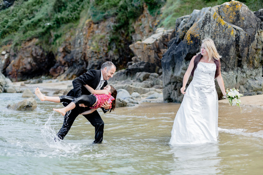 Photos de famille joie dans l'eau sur la plage Guimaec, Finistère