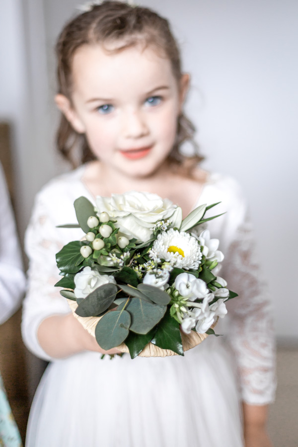 Petite fille qui tient un bouquet de mariage - pastel - mignon