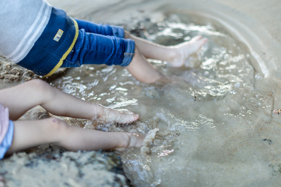 petits pieds d'enfants jouant dans l'eau sur la plage Coz pors trégastel cote de granit rose