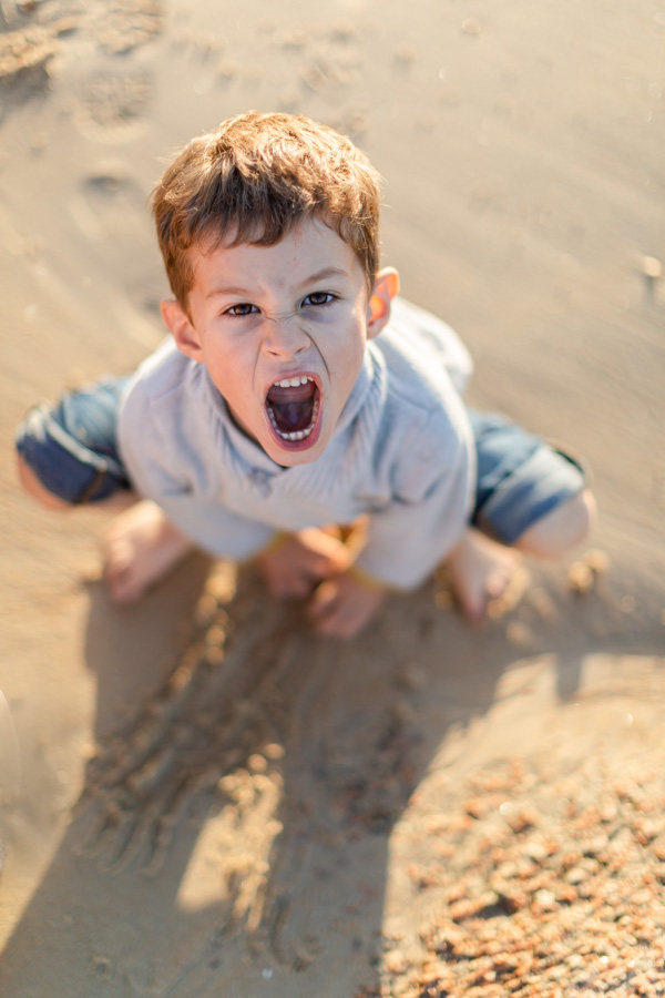 enfants rigolo sur la plage Coz pors trégastel cote de granit rose