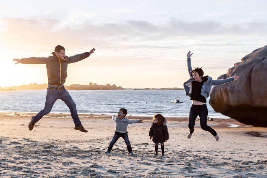 photos de famille qui saute de joie au Coz pors trégastel cote de granit rose