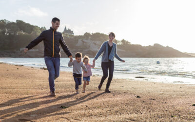 Séance photo en famille à la plage du Coz Pors à Trégastel