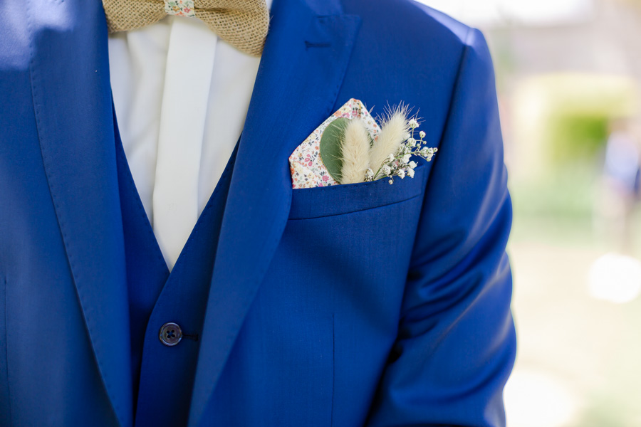 costume bleu et boutonnière