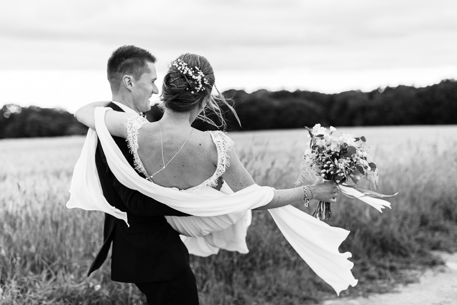 Photo de couple mariage elegant champ de blé