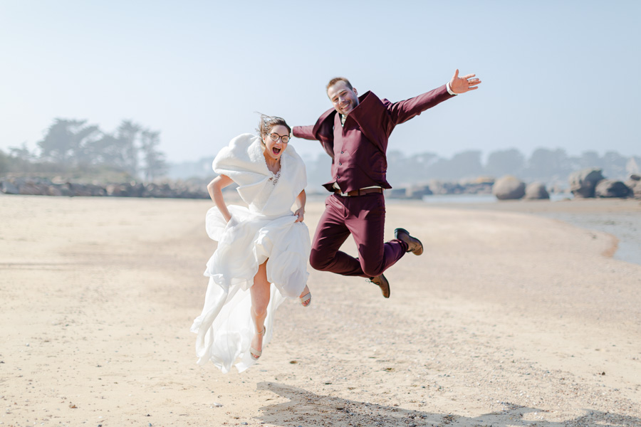 photo de couple fun, maries qui sautent sur la plage