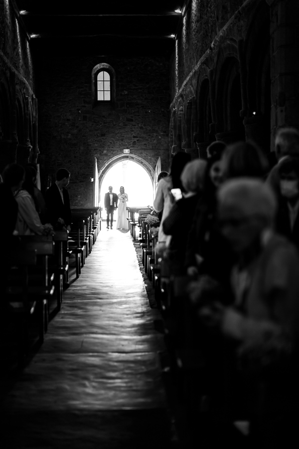 Entree de la mariée au bras de son papa mariage Église Saint-Jacques à perros-guirec