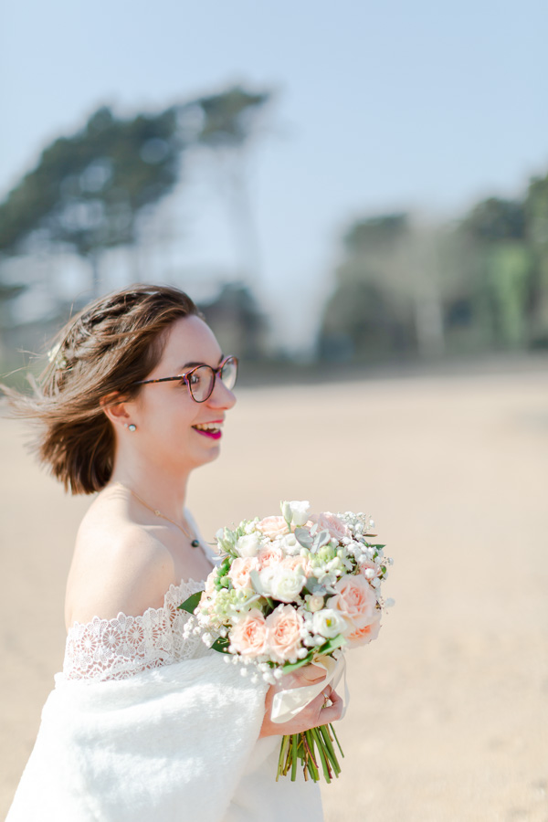 la mariée avec son bouquet a la plage de Tourony Trégastel
