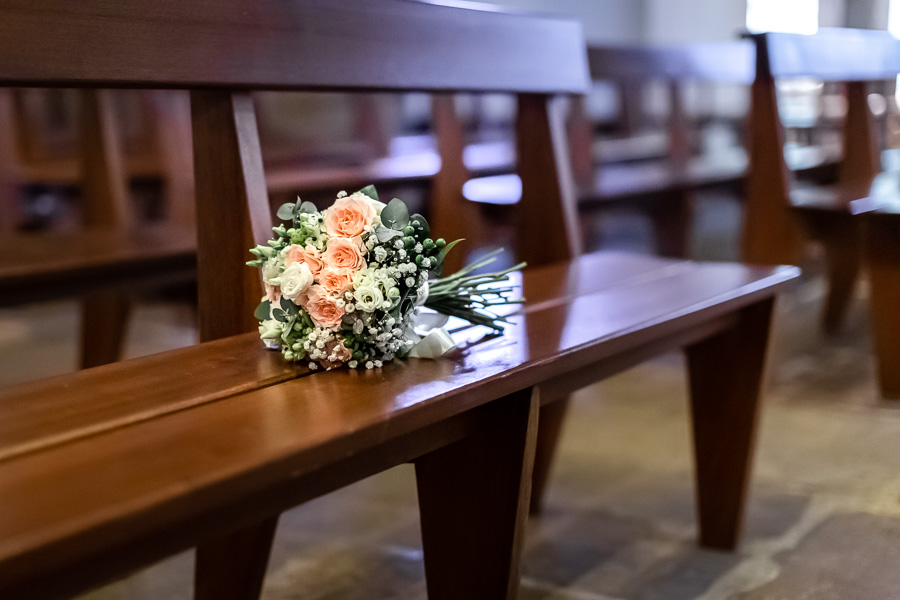 bouquet de la mariée sur les bancs de l'église