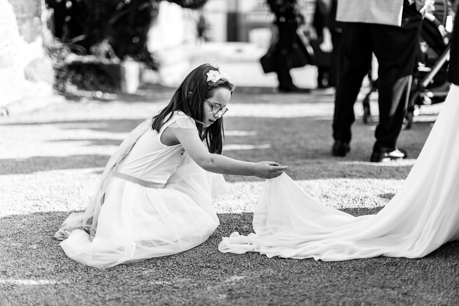 petite fille joue avec la robe de mariée mariage Église Saint-Jacques à perros-guirec