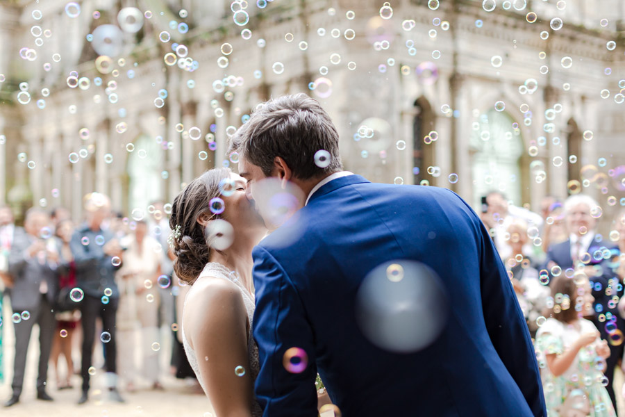 Photo de couple mariage qui s'embrassent dans les bulles