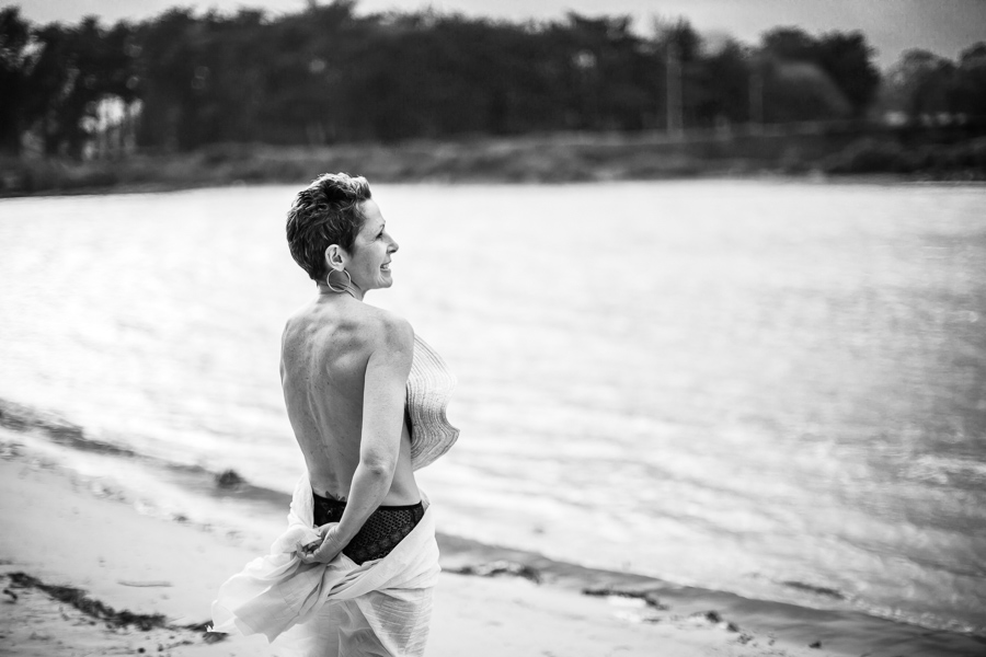 Cancer du sein séance photo portrait de femme en extérieur plage