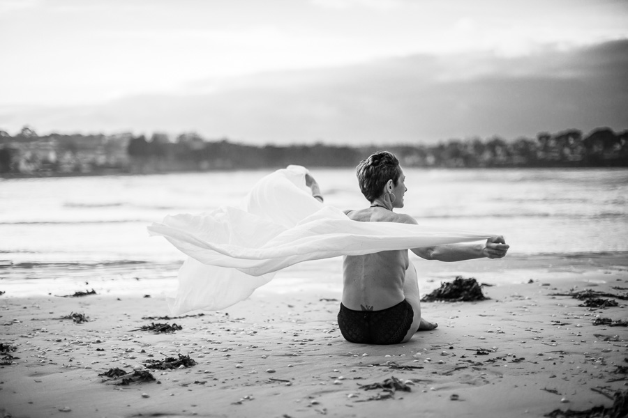 Cancer du sein séance photo portrait de femme en extérieur plage