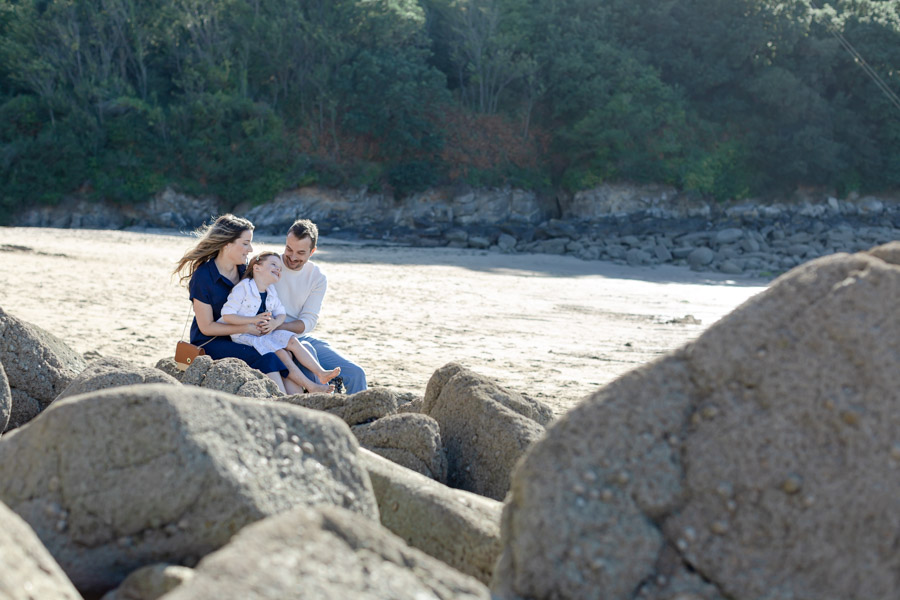 portrait de famille a la plage dans les rochers