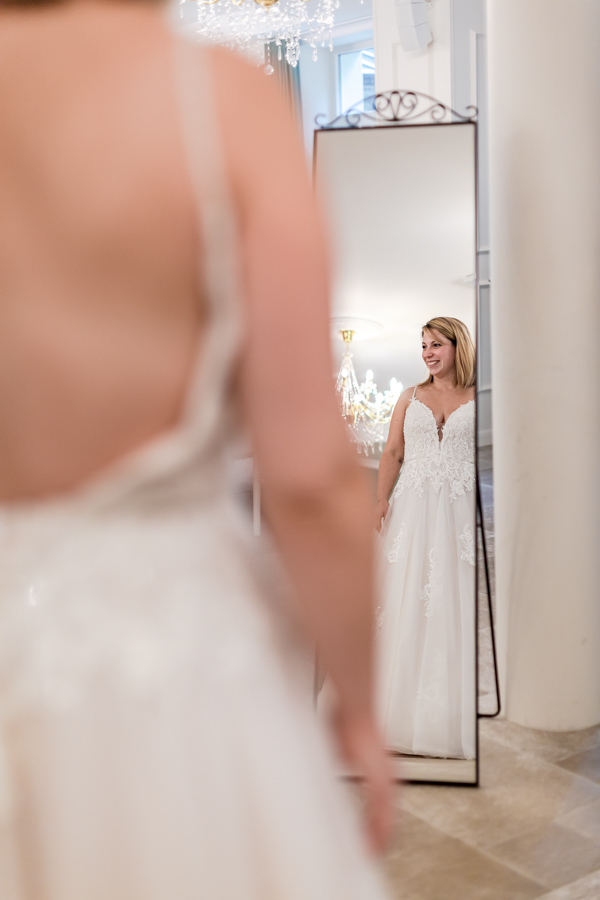 reflet de la mariée dans le miroir en robe