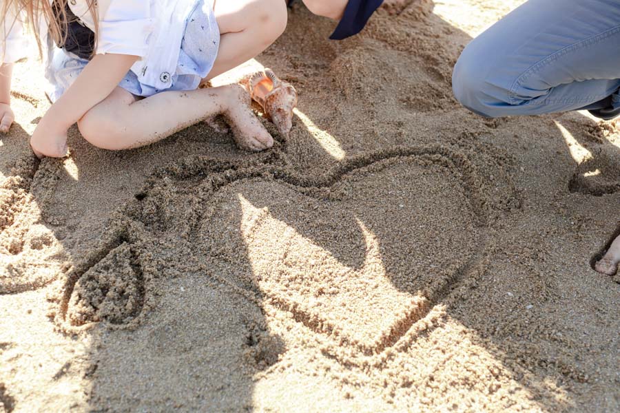 coeur déssiné dans le sable a la plage