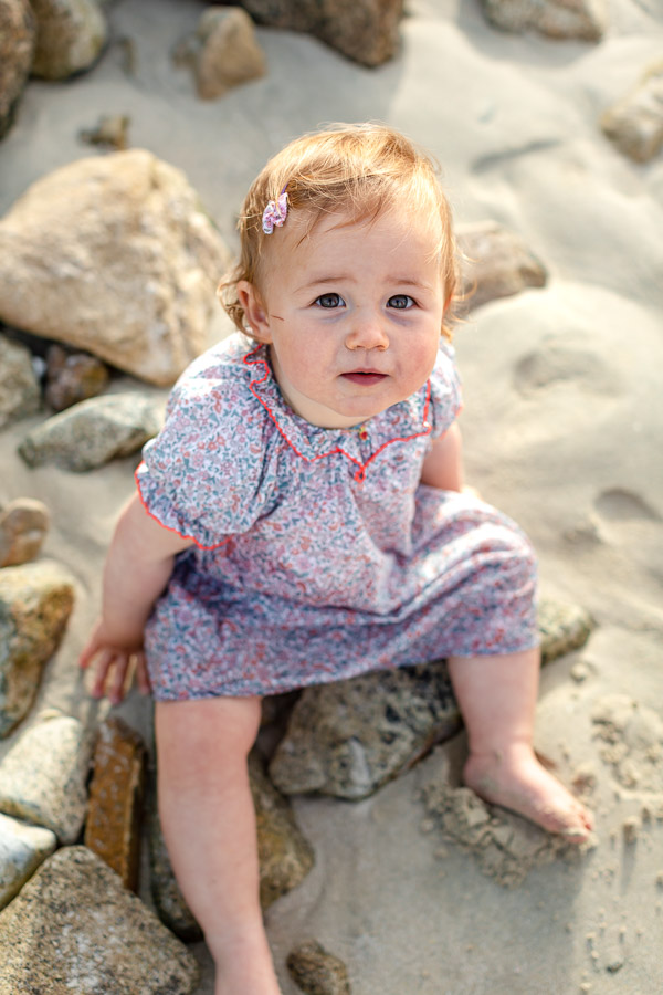 portrait petite fille dans le sable