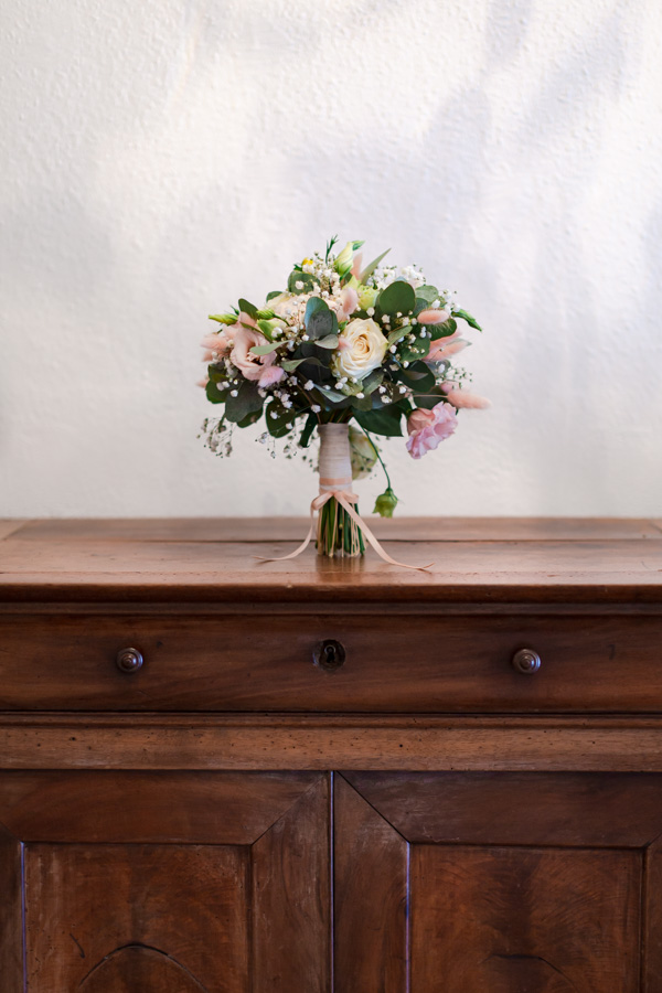 bouquet de la mariée sur meumble ancien en bois