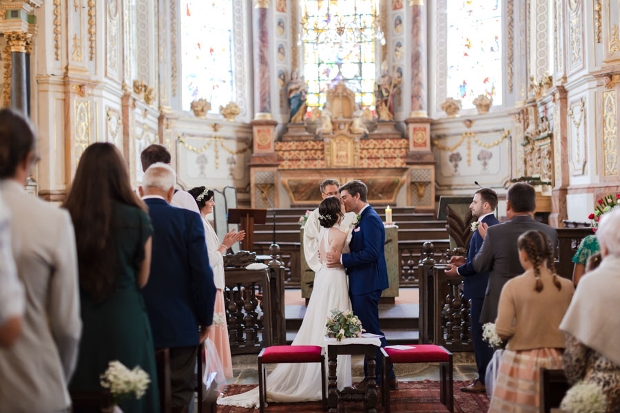 mariés qui s'embrassent cérémonie religieuse St Thégonnec