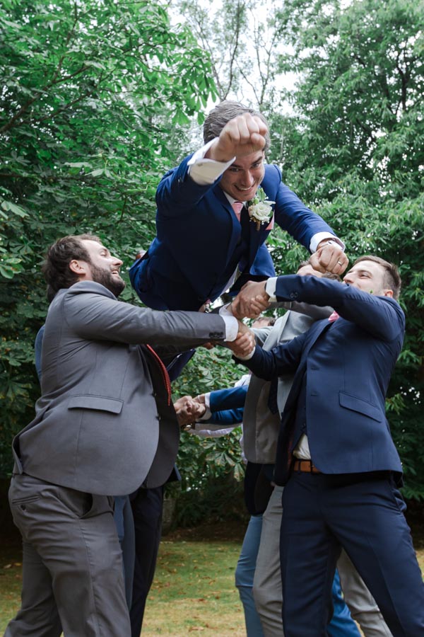 photo fun saut du marié avec ses garcons d'honneur