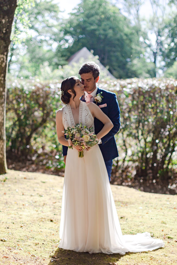 photo romantique champetre du couple de mariée dans le soleil