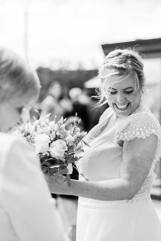 mariée souriante avec son bouquet