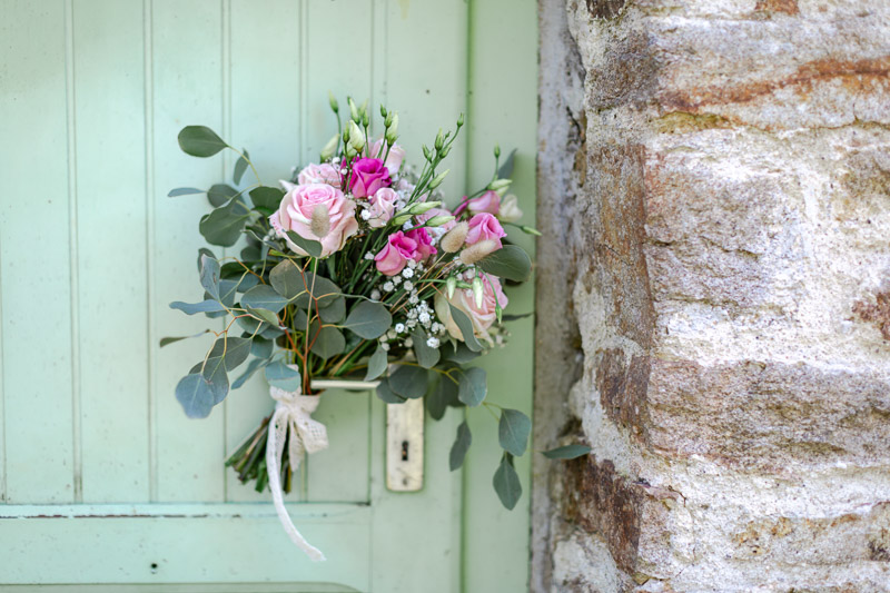 Bouquet champêtre de la mariée rose et vert eucalyptus