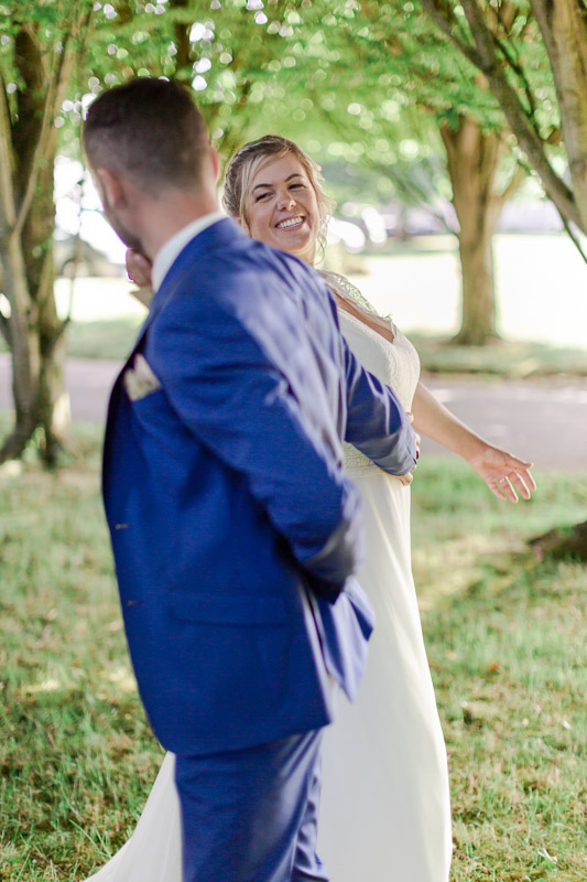 Photo de couple mariés qui dansent champêtre