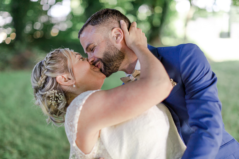 Photo de couple mariés qui ds'embrassent champêtre romantique