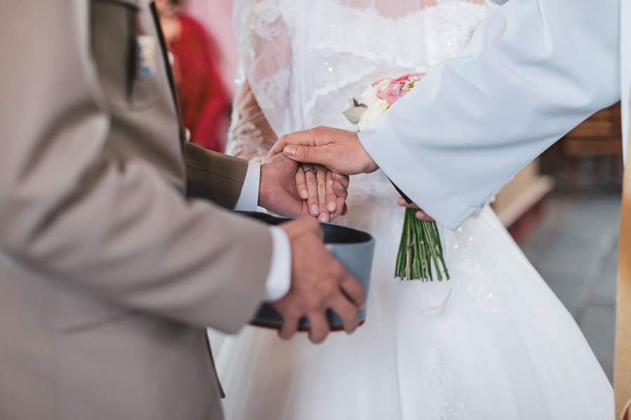 Cérémonie mariage mains des mariés bénédiction