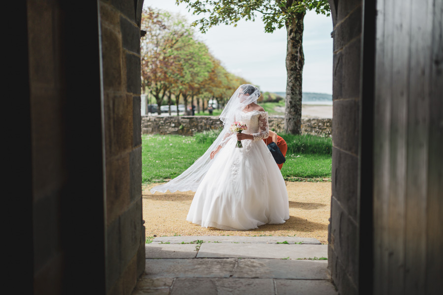 Cérémonie mariage bord de mer entrée de la mariée à l'église