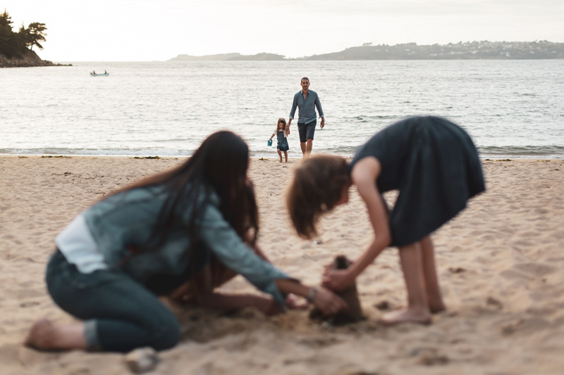 activité chateau de sable en famille a la plage