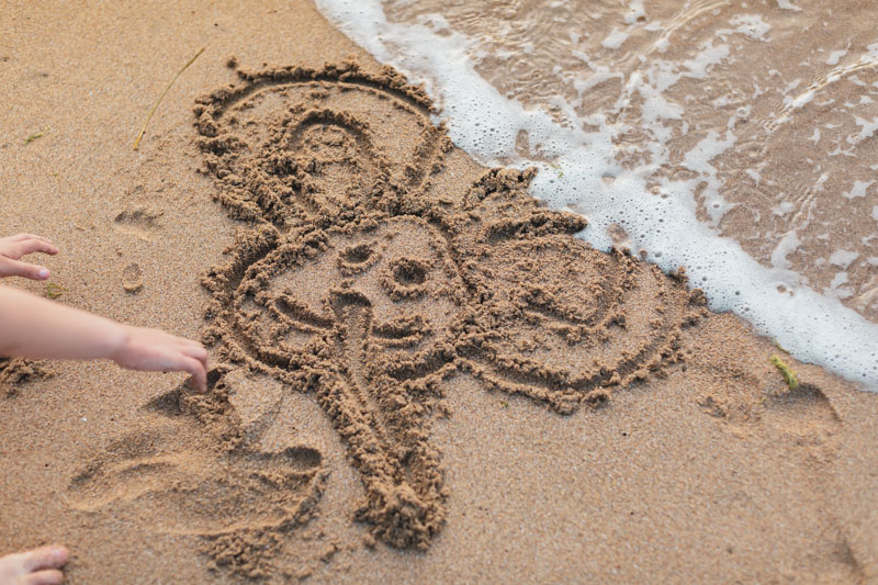 dessin dans le sable
