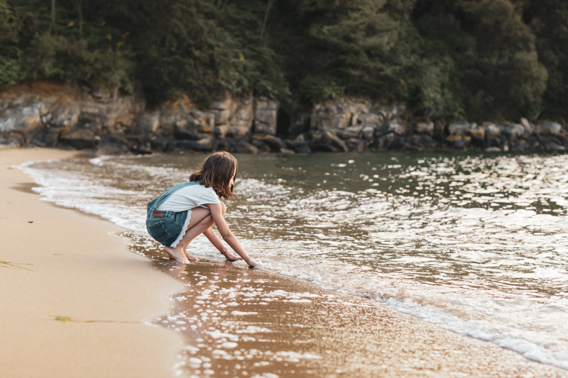 jeune fille au bord de l'eau sur la plage