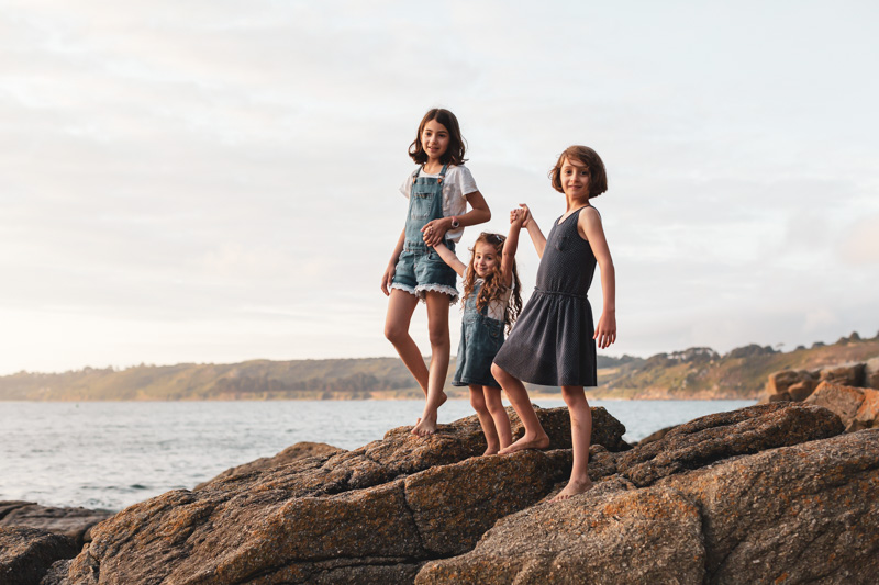 photo fratrie des trois filles à la plage complice