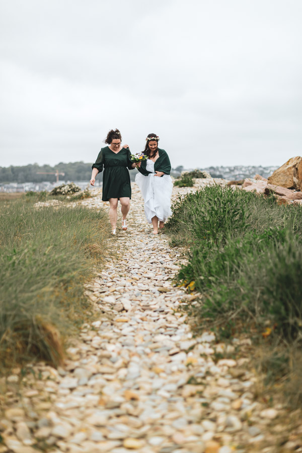 Photos de couple au bord de mer, mariées heureuses qui marchent dans les galets, Mariage Perros-Guirec 22