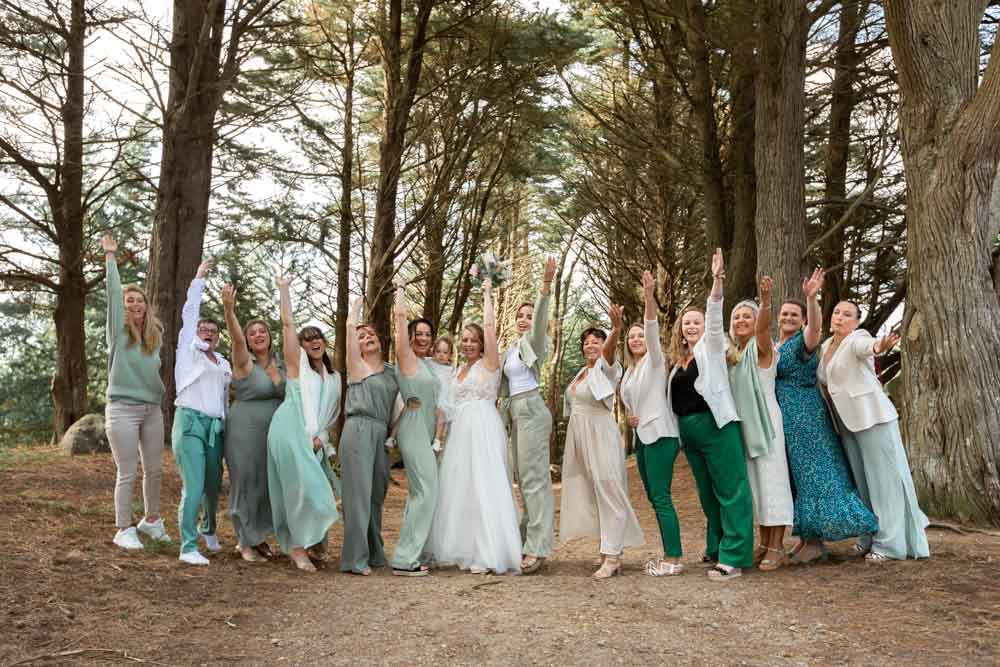 Photo de groupe fun des filles, tenue verte celadon sauge, au domaine du dourven