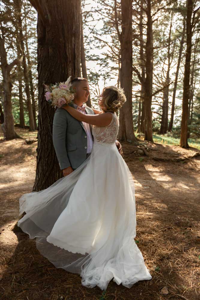 Photos de couple au domaine du dourven à Tredrez Locquémeau. Dans les cyprès romantique robe qui vol au vent