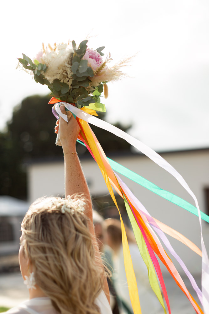 Jeux du bouquet avec les rubans colorés